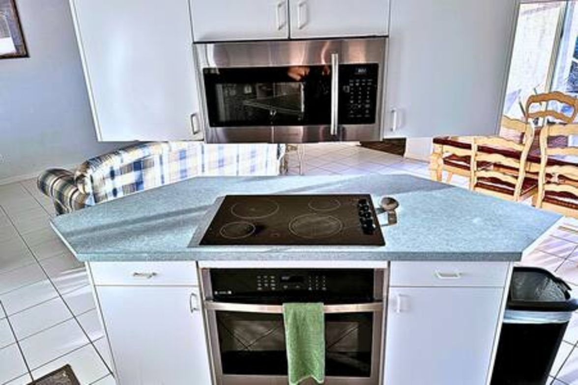 Cocina compacta con microondas, horno y cocina integrados.