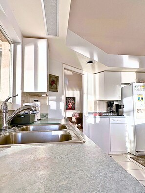 Réfrigérateur, micro-ondes, four, lave-vaisselle