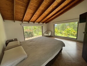 5 bedrooms, iron/ironing board, WiFi, bed sheets