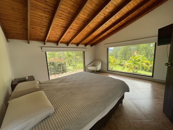 5 bedrooms, iron/ironing board, WiFi, bed sheets