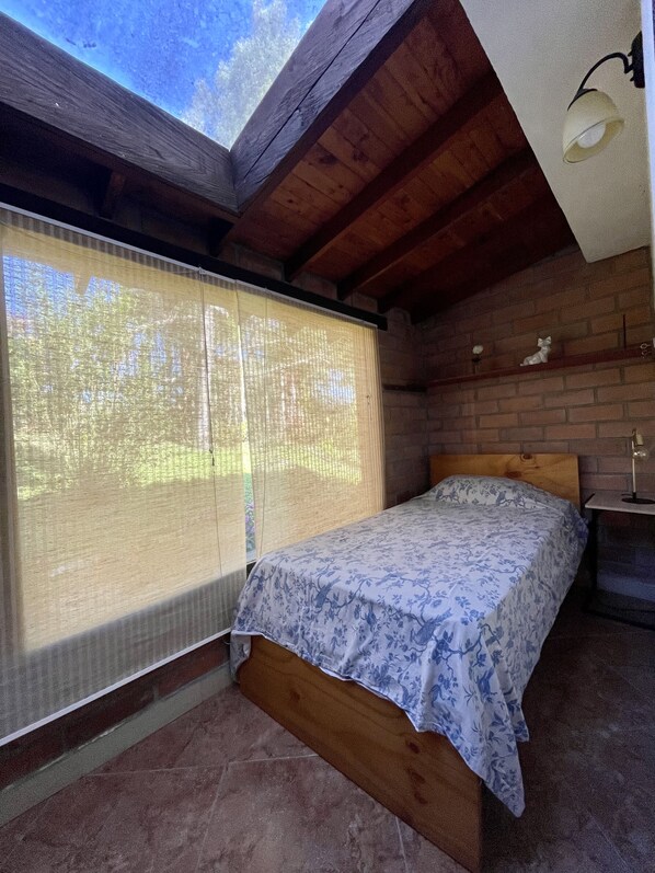 5 bedrooms, iron/ironing board, WiFi, bed sheets