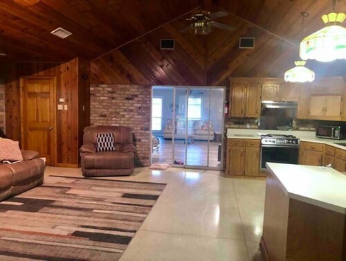 Cajun Properties- 3 bedroom 2.5 bath, bonus room