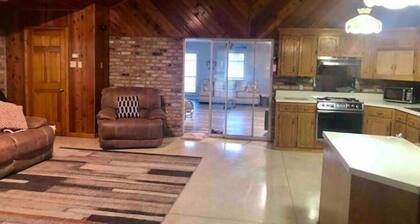 Cajun Properties- 3 bedroom 2.5 bath, bonus room