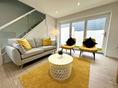 Brand New 3 Bedroom House -Sleeps 6 - Free Parking