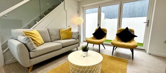 Brand New 3 Bedroom House -Sleeps 6 - Free Parking
