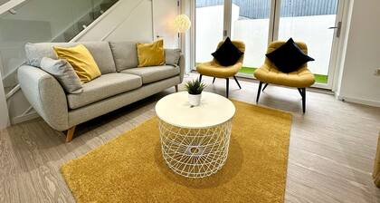 Brand New 3 Bedroom House -Sleeps 6 - Free Parking