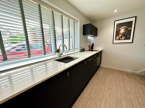 Four, plaque de cuisson, cafetière/bouilloire