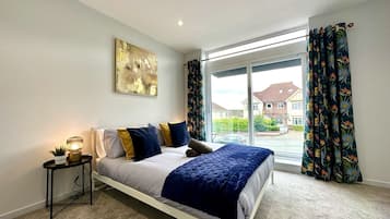 3 bedrooms, iron/ironing board, internet, bed sheets