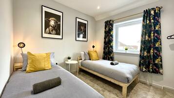 3 bedrooms, iron/ironing board, internet, bed sheets