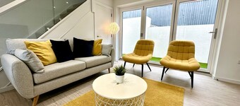 Stunning Brand New House - Sleeps 6 - Free Parking