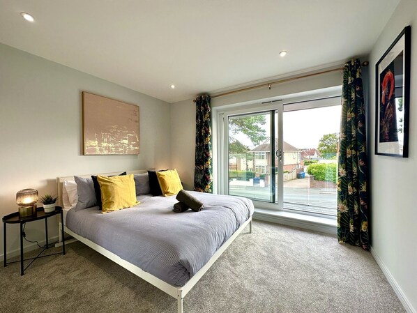 4 bedrooms, iron/ironing board, Internet, bed sheets