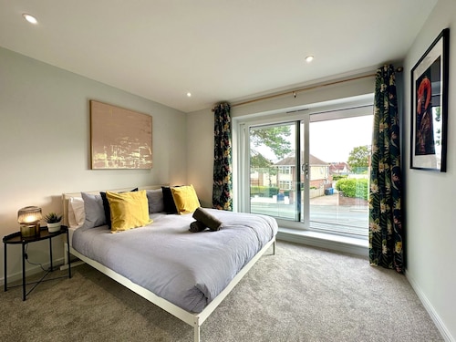 Brand New 4 Bedroom House -Sleeps 9 - Free Parking