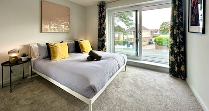 Brand New 4 Bedroom House -Sleeps 9 - Free Parking