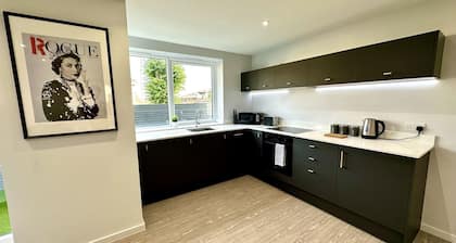 Brand New 4 Bedroom House -Sleeps 9 - Free Parking