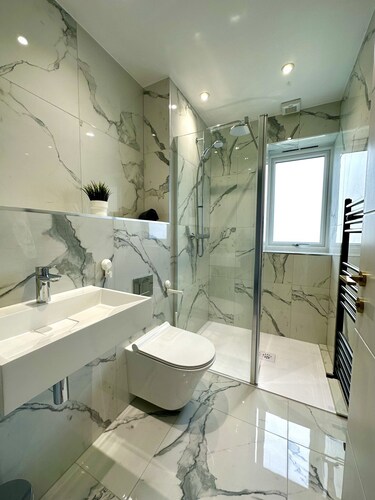 Brand New 4 Bedroom House -Sleeps 9 - Free Parking