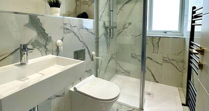 Brand New 4 Bedroom House -Sleeps 9 - Free Parking