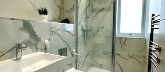 Brand New 4 Bedroom House -Sleeps 9 - Free Parking