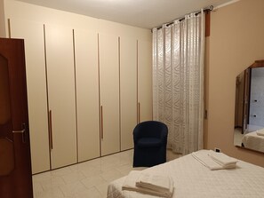 2 Schlafzimmer, Schreibtisch, Bügeleisen/Bügelbrett, kostenloses WLAN