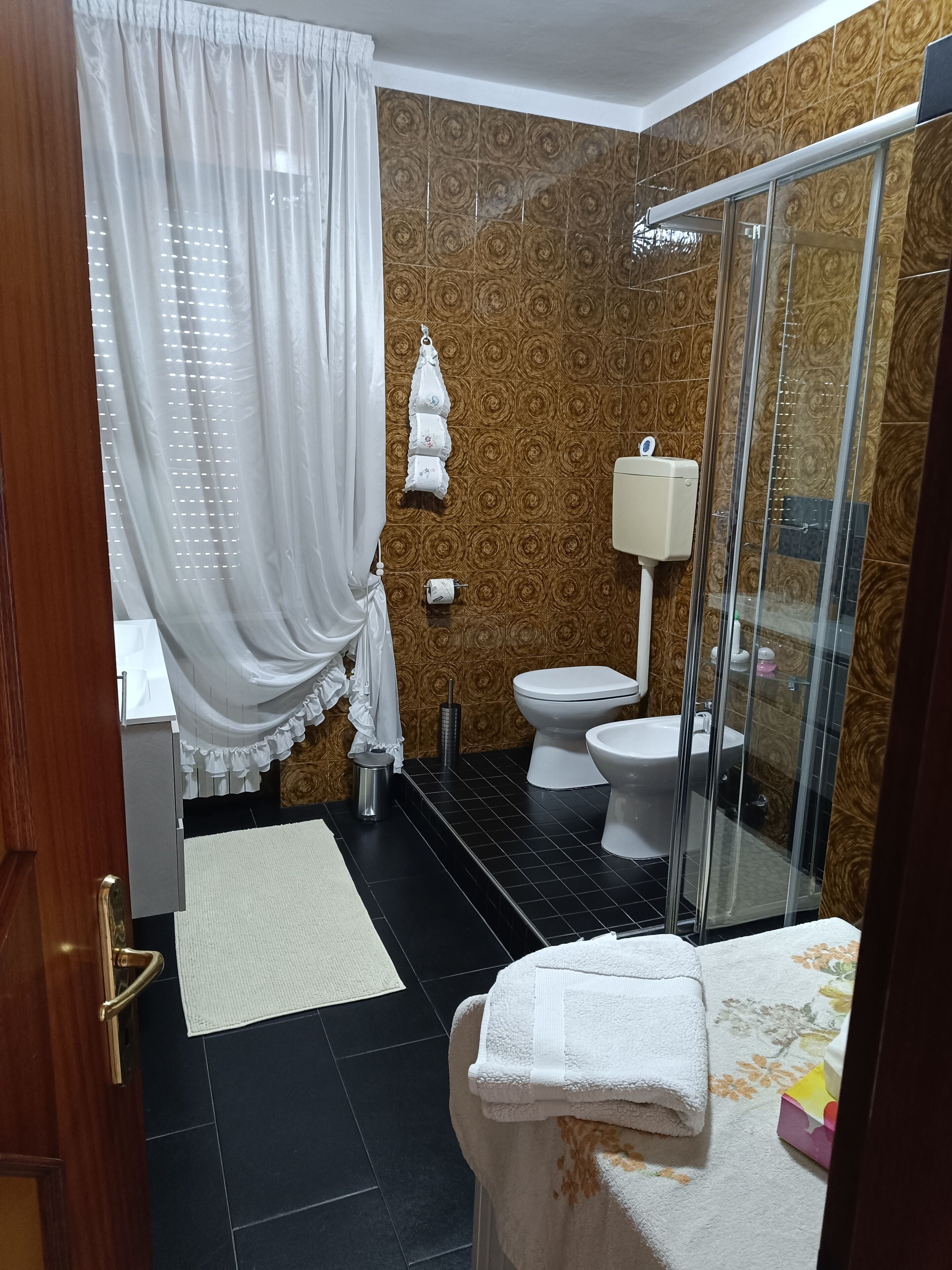 Een douche, een haardroger, een bidet, handdoeken