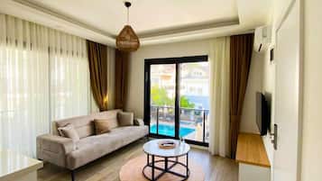 Deluxe Suite, 1 Queen Bed with Sofa bed, Non Smoking, Garden View