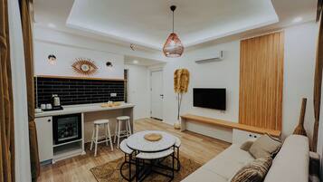 Deluxe Suite, 1 Double Bed, Garden View, Ground Floor