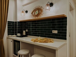 Deluxe Suite, 1 Double Bed, Garden View, Ground Floor | Private kitchenette