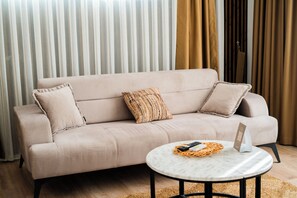 Deluxe Suite, 1 Queen Bed with Sofa bed, Non Smoking, Garden View
