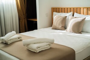 Deluxe Suite, 1 Queen Bed with Sofa bed, Non Smoking, Garden View