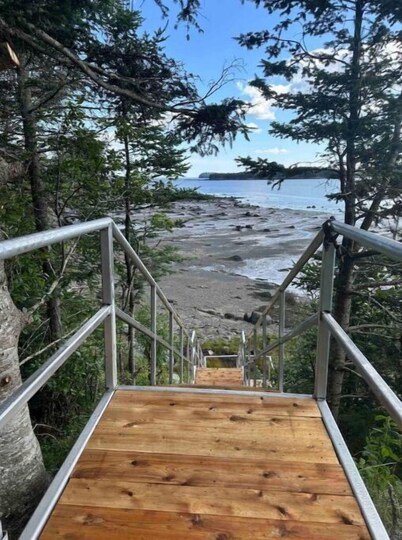 Oceanfront with Private Beach - Little Bay Retreat