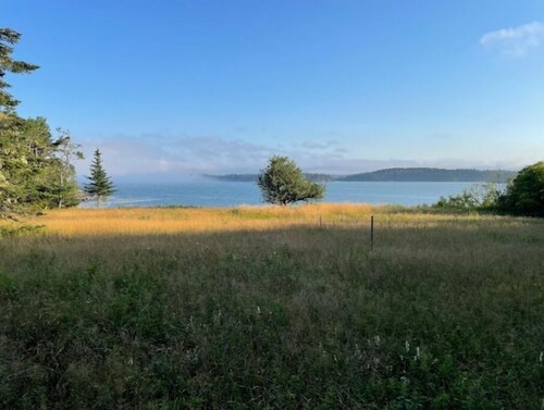 Oceanfront with Private Beach - Little Bay Retreat