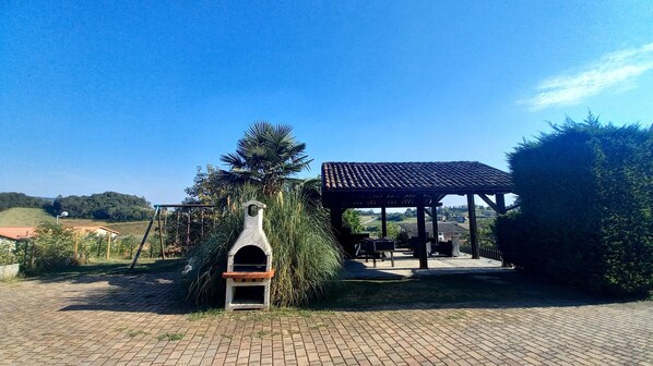 Terrace/patio - Luxury farmhouse Casa Albarossa with pool and view of Monferrato hills (Murisengo)