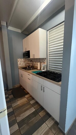 Frigorifero, microonde, piano cottura, macchina per tè/caffè