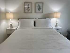 2 habitaciones, escritorio y tabla de planchar con plancha 