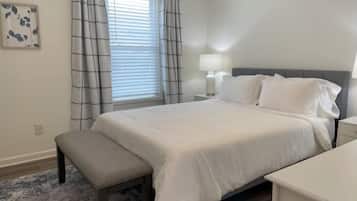 2 habitaciones, escritorio y tabla de planchar con plancha