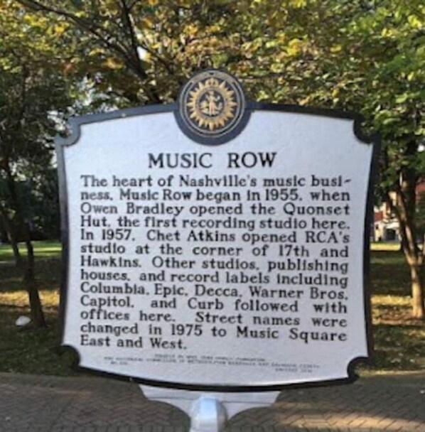 Ein Schild mit der Aufschrift 'MUSIC ROW', das die Geschichte der Musikindustrie in Nashville detailliert, einschließlich wichtiger Studios und Plattenfirmen.