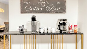 Ein Kaffee-Bereich mit einer Keurig-Kaffeemaschine, einer Kaffeemaschine und einer Kaffeetasse auf einer Theke.