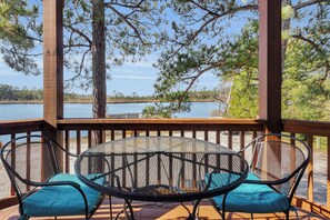 Outdoor dining - River's Edge (New Bern)