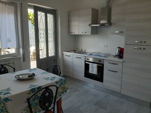 Fridge, microwave, oven, stovetop - red fountain house (arizzano)