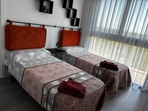 3 chambres, fer et planche à repasser, Wi-Fi, draps fournis