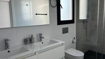 Douche, sĂšche-cheveux, serviettes fournies, savon