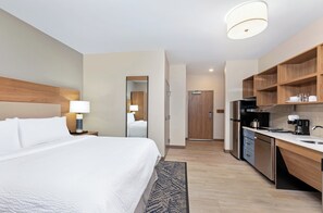 Studio Suite, 1 Tempat Tidur King, difabel mobilitas, Bebas Asap Rokok | 1 kamar tidur, meja kerja, ruang kerja ramah laptop, dan kedap suara