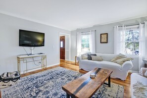 TV connectée, cheminée, livres