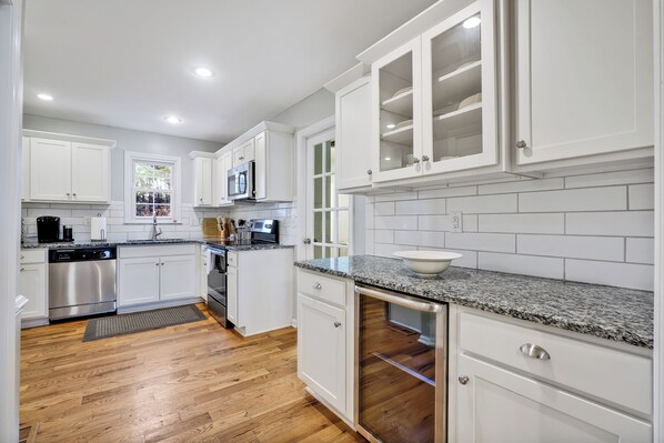 Fridge, microwave, oven, stovetop - CA Style Sanctuary 4BR3BA house with Heated Saltwater Pool and Hot Tub (Wilmington)