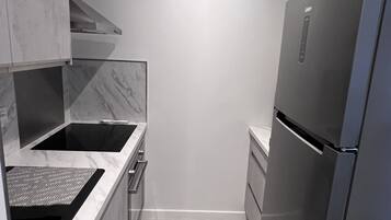 Wasserkocher mit Kaffee-/Teezubehör, Kühlschrank, Mikrowelle, Ofen