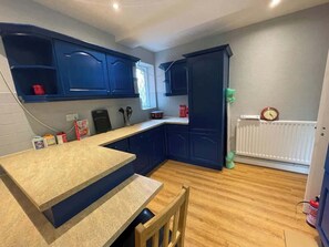 Kylskåp, mikrovågsugn, ugn och spishäll