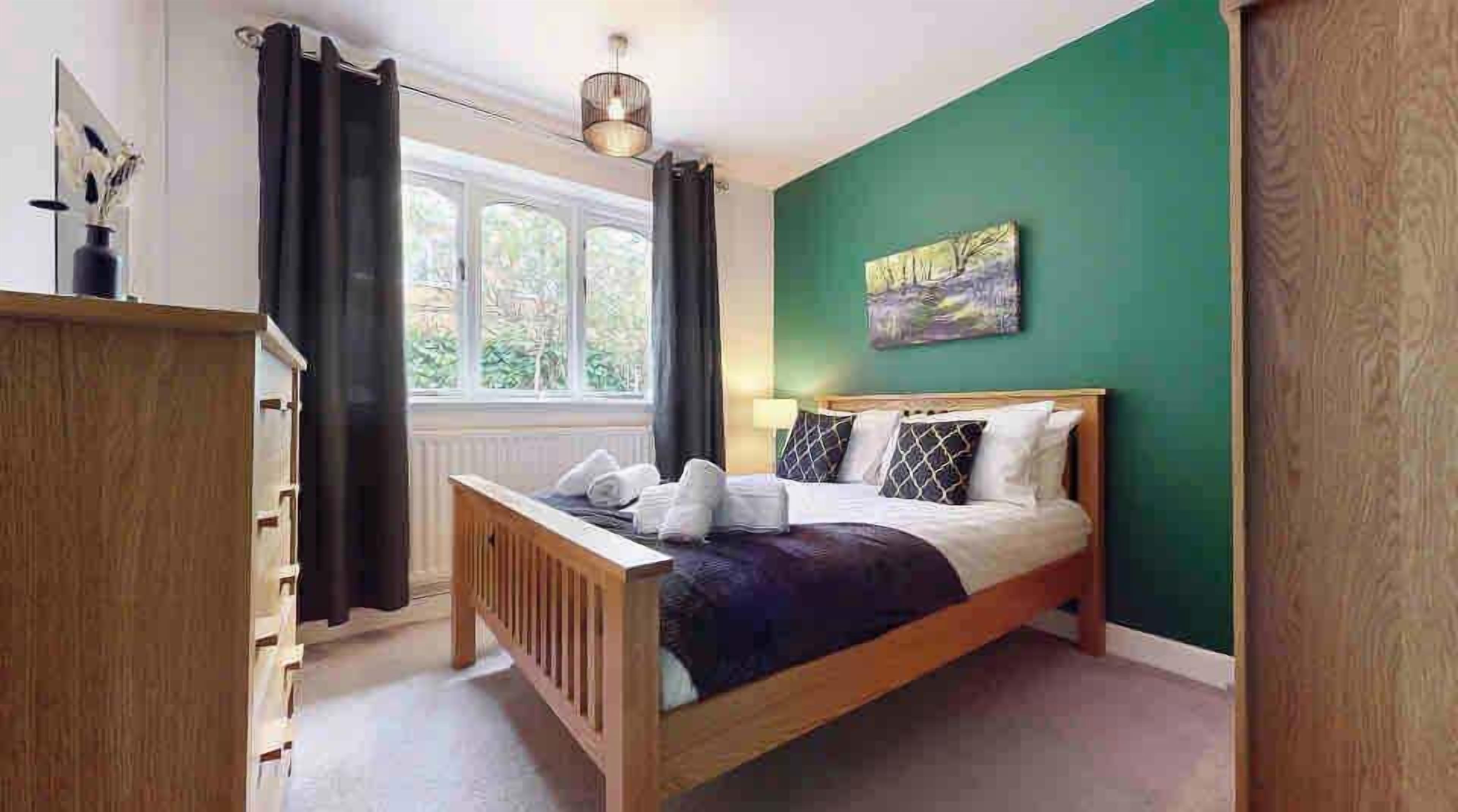 3 bedrooms, iron/ironing board, WiFi, bed sheets