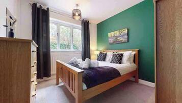 3 bedrooms, iron/ironing board, WiFi, bed sheets