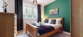 Stylish 3 Bed Contractor Bungalow | WiFi | Parking