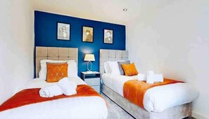 3 chambres, fer et planche à repasser, Wi-Fi, draps fournis