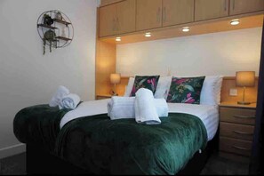 3 Schlafzimmer, Bรผgeleisen/Bรผgelbrett, WLAN, Bettwรคsche